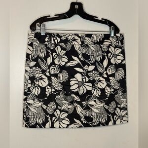 White House Black Market Black & White Floral Mini Skirt – Size 8 (Like New)